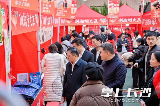 ���չ���ѿռ䣬�ֳ�����������м������ɫչ������ΪͨѶԱ��ͼ